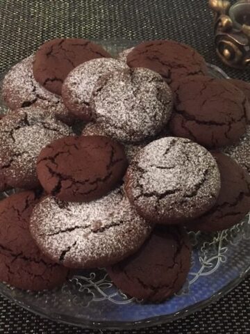 glass plate with nutella cookies