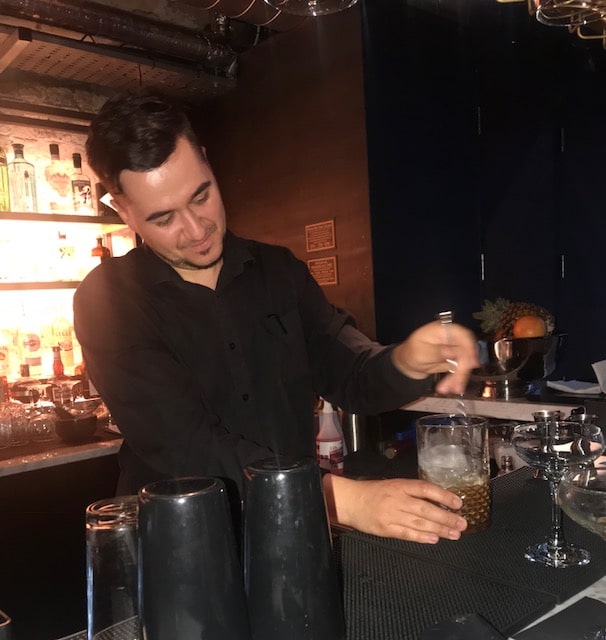 Vald barman mixing drink