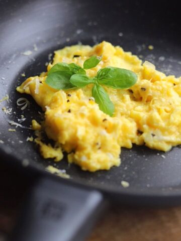 scrambled eggs in non stick pan