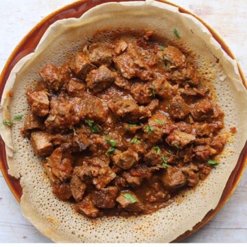 Image of overhead view of zigni on injera bread.