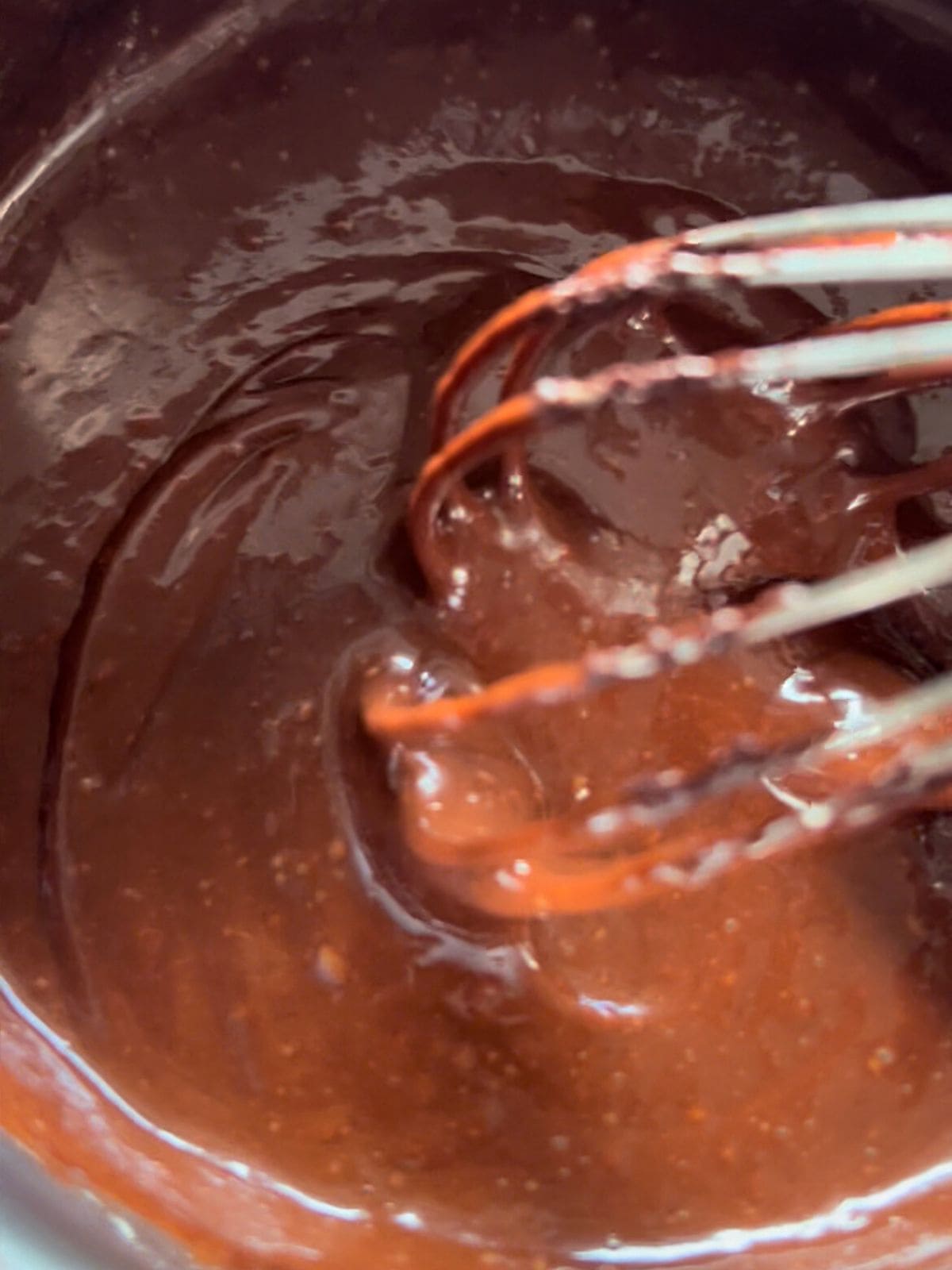 Mixing the chocolate sauce in pan.