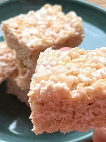 Rice krispie treats on a teal plate.