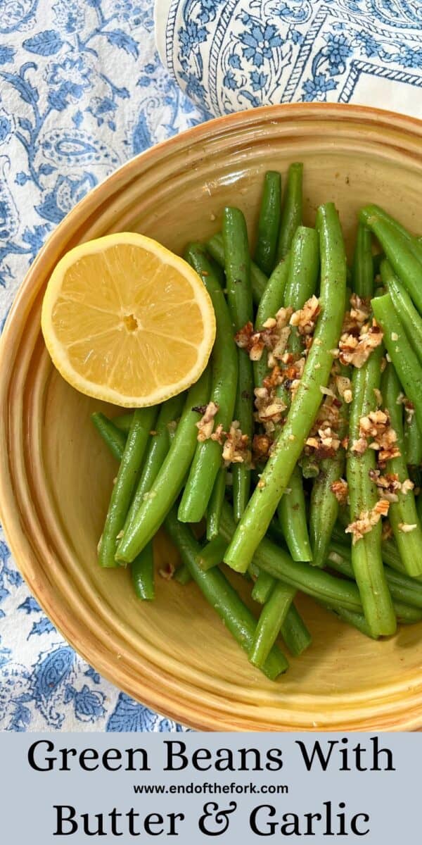 Pin image of green beans with garlic.
